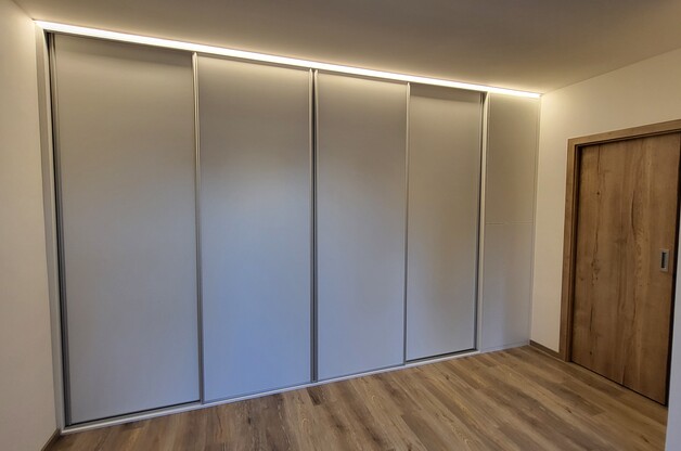 Bílá 4,5m dlouhá skříň