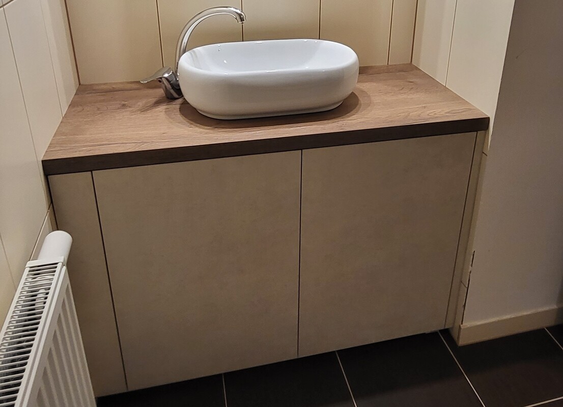 Skřínka umyvadlová a regály