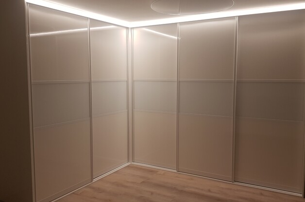 Elegantní bílá skříň s lesklým dekorem