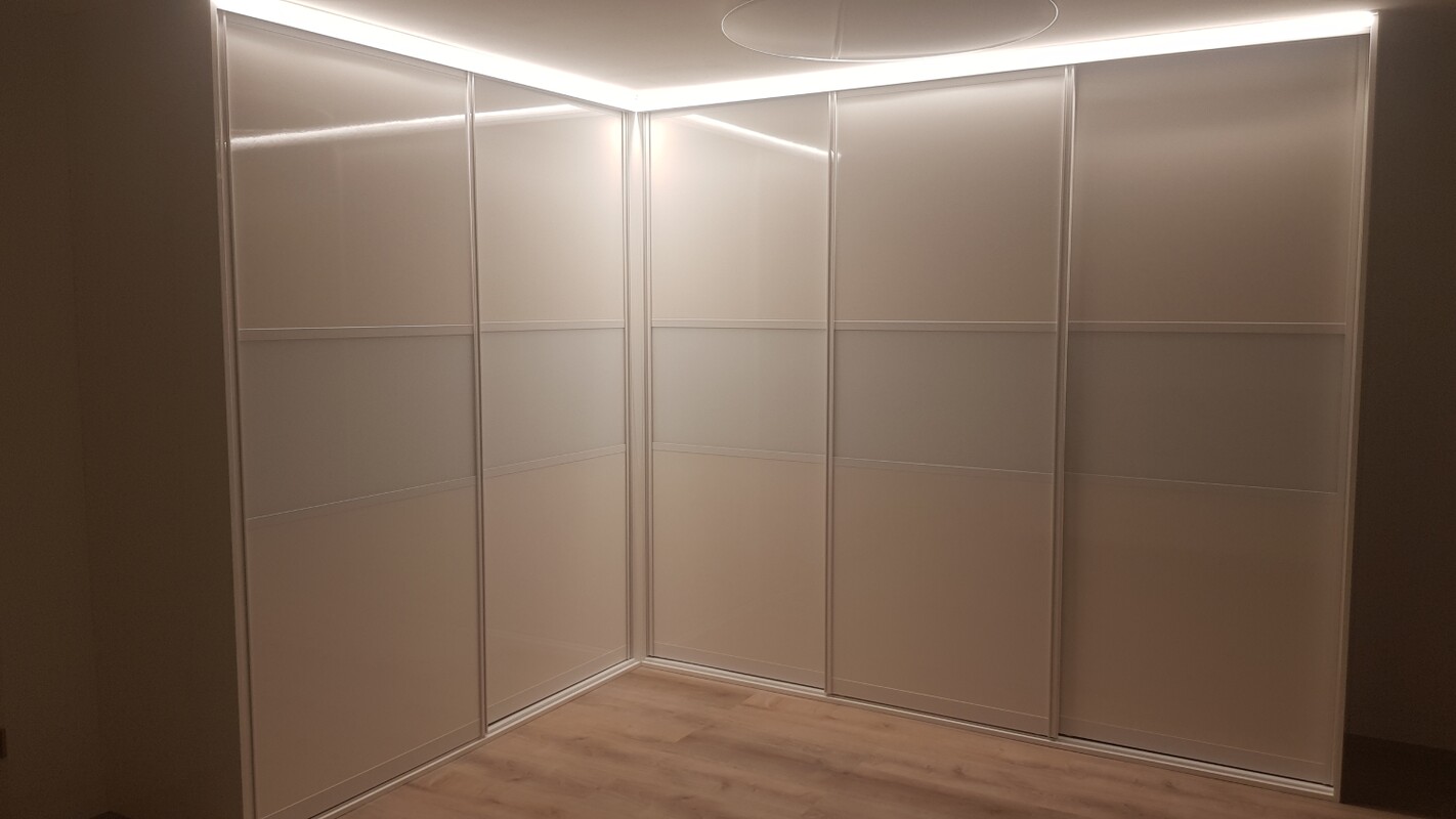 Elegantní bílá skříň s lesklým dekorem