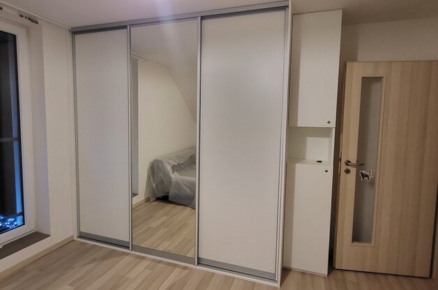 Matná bílá skříň s zrcadlem