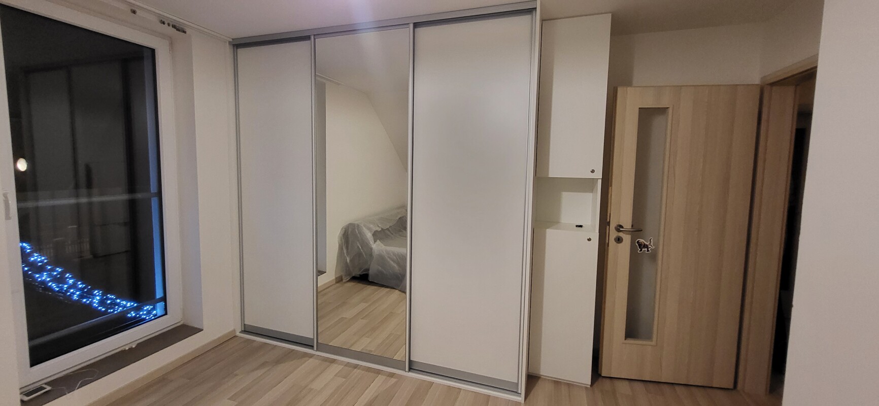 Matná bílá skříň s zrcadlem