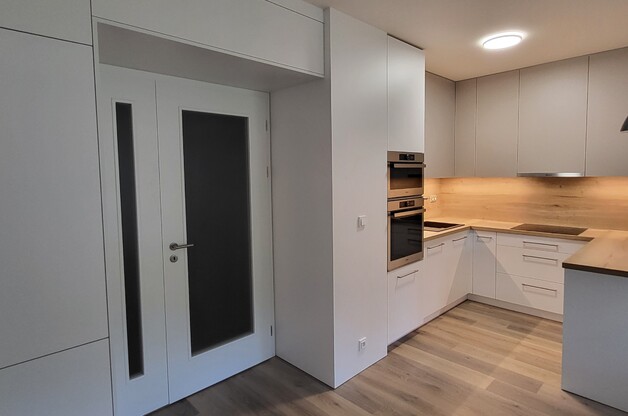 Světlá kuchyň s extra úložným prostorem (bílá W1100 st9, deska H1180) 