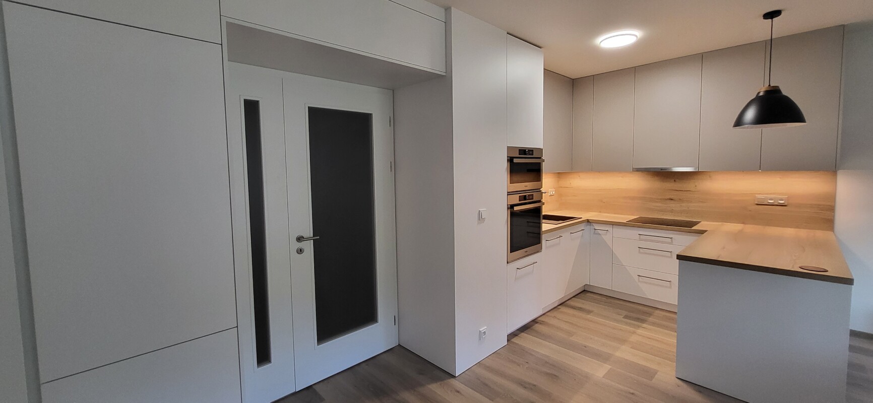 Světlá kuchyň s extra úložným prostorem (bílá W1100 st9, deska H1180) 