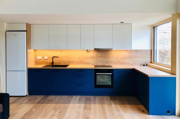 Moderní kuchyně s elegantním modro-bílým akcentem