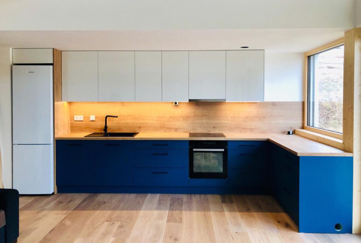 Moderní kuchyně s elegantním modro-bílým akcentem
