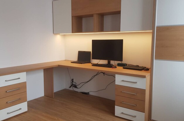 Rohový pracovní stůl světlý s dřevěnými doplňky