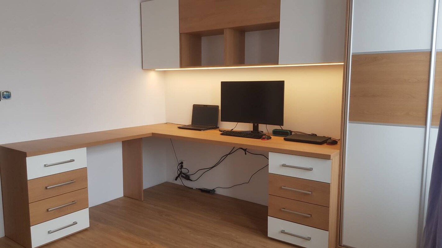 Rohový pracovní stůl světlý s dřevěnými doplňky