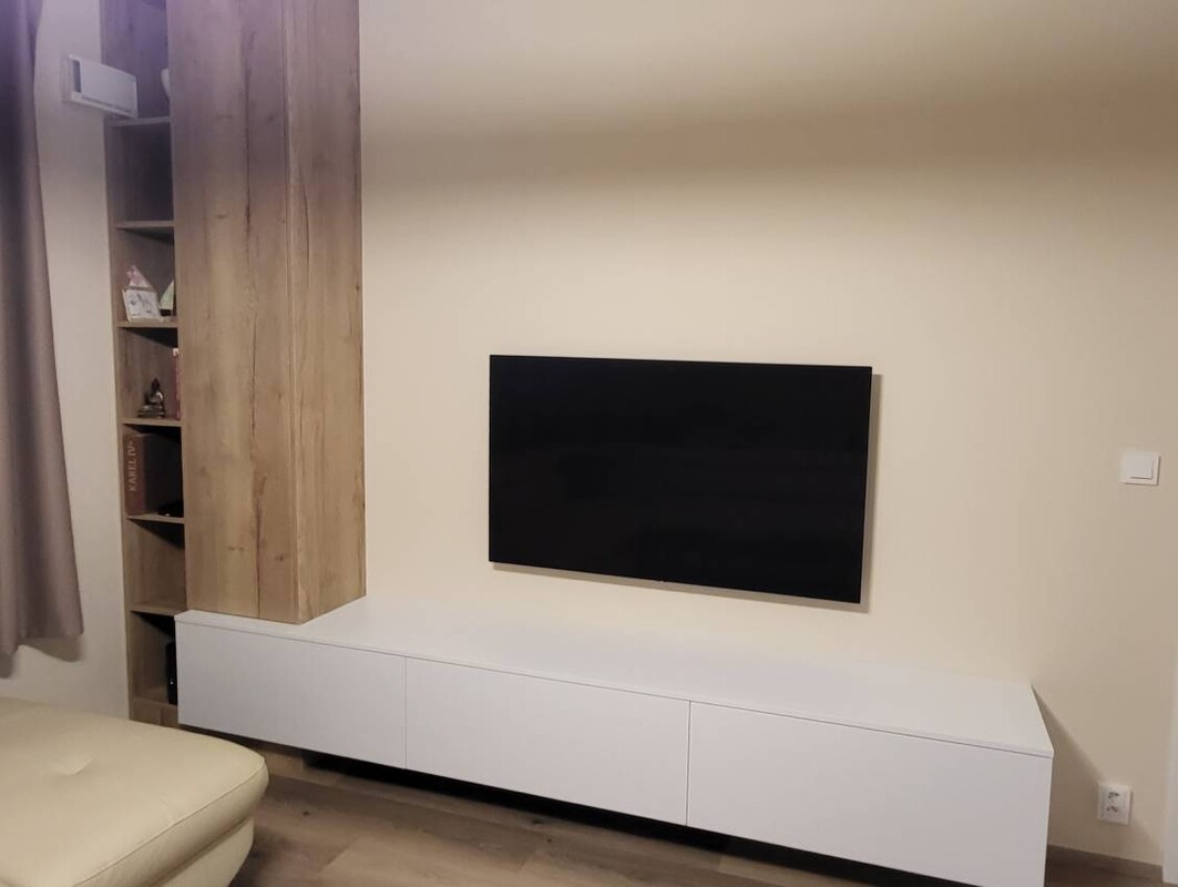 Moderní bílá komoda s dřevěnou knihovnou